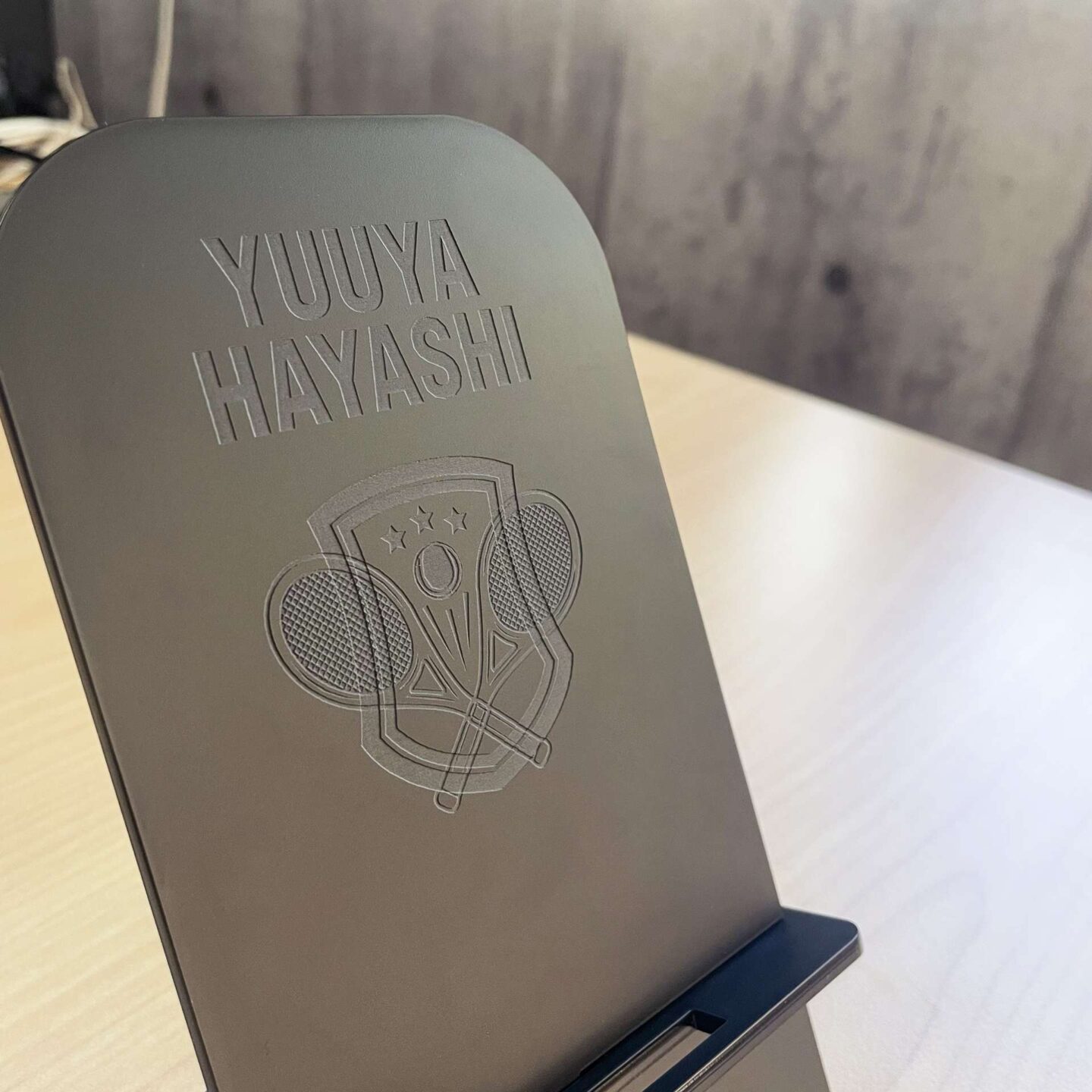 アクリルスマホスタンド黒アップ