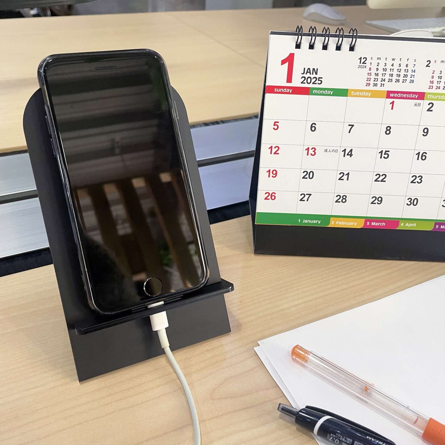 アクリルスマホスタンド使用例